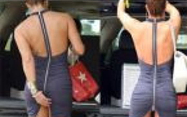 Elbisesiyle dikkatleri üzerine çekti