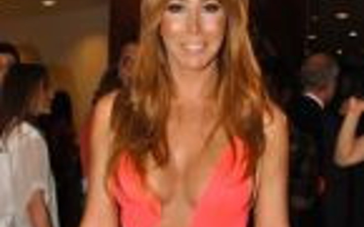 Asena elbisesiyle göz doldurdu