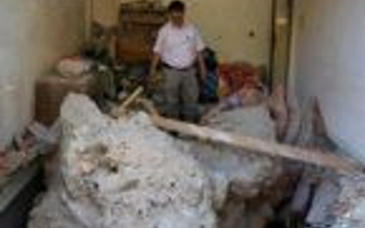 Kaya deprem anında evin üstüne düştü