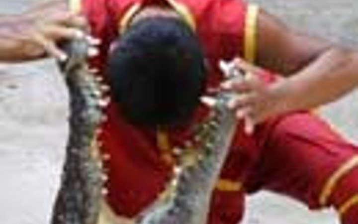 Timsahlarla iç içe yaşam