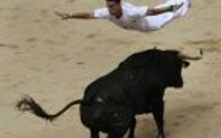 Boğayı öyle bir şaşırttı ki!