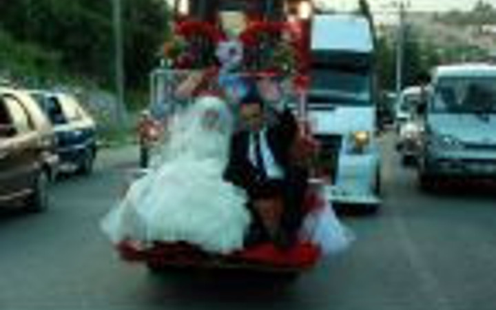 Gelin-damat ölümü hiçe saydı!