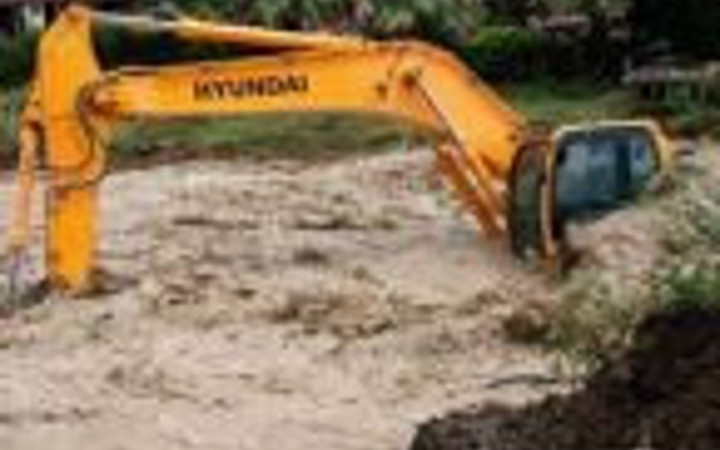 Sel suları iş makinesini böyle sürükledi