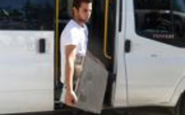 Hem soydu, hem 'salak' yazdı,hem taşıdı