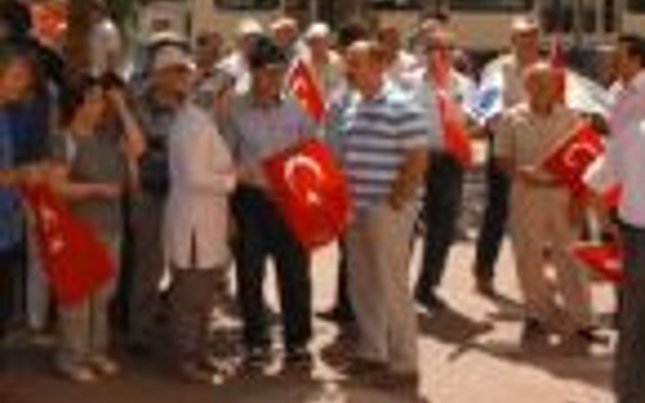 Bir avuç insan terörü lanetledi