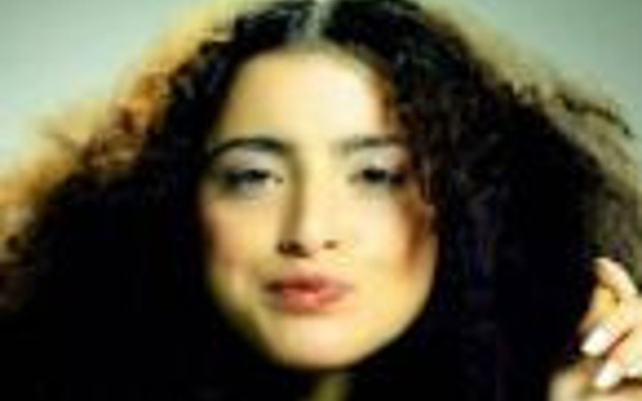 Mine Çayıroğlu sarhoş oldu, dağıttı