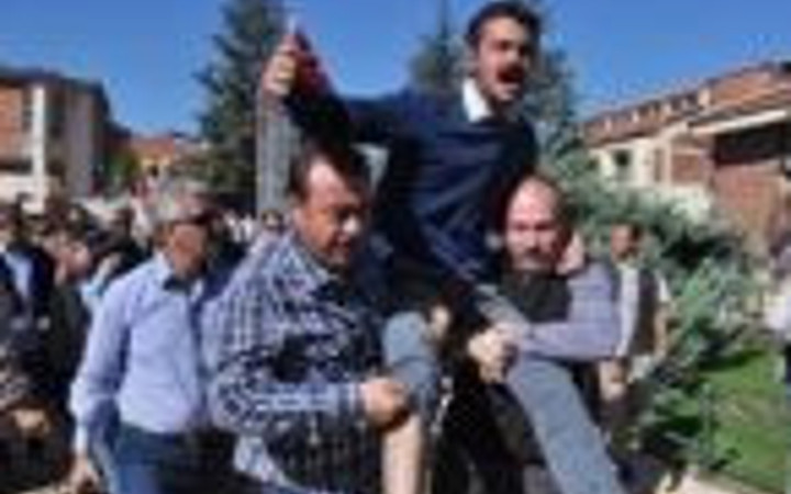 Polis protestocuyu omuzlarında taşıdı!