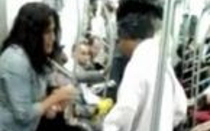 Metroda önce işedi, sonra duş aldı!