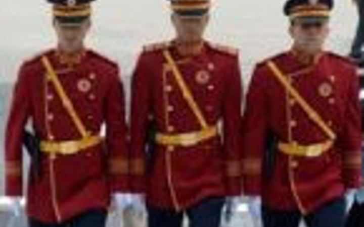 Meclis polislerin yeni kıyafetleri dikkat çekti