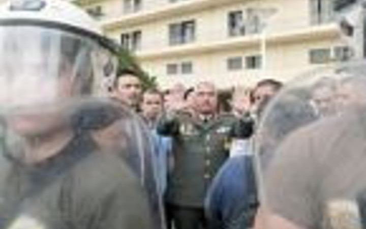 Maaşlarını alamayınca isyan çıkardılar!