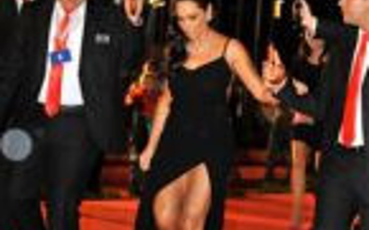 Hülya Avşar'dan çok konuşulacak dekolte