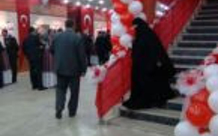 Resepsiyona çarşafıyla katıldı