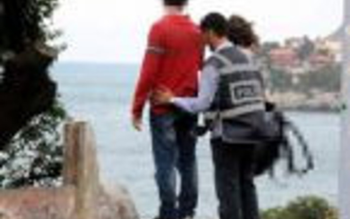 Polis çalılık aralarından öğrenci aradı!