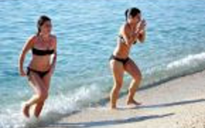 Güneşi gören denize koştu