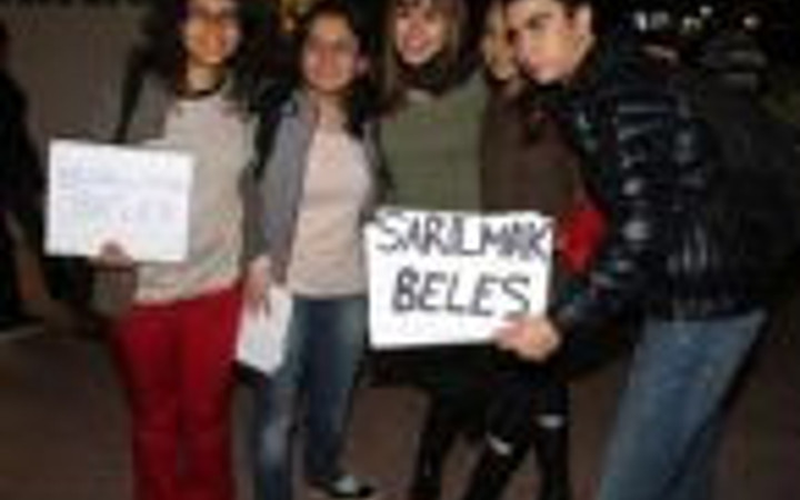 Bu kızlara sarılmak beleş!