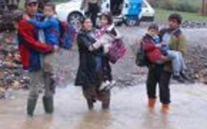 Öğrenciler okula gitmek için çile çekiyor