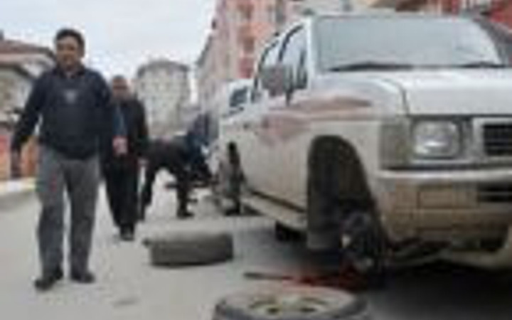 Alkollü gençler 120 aracın lastiğini kesti!