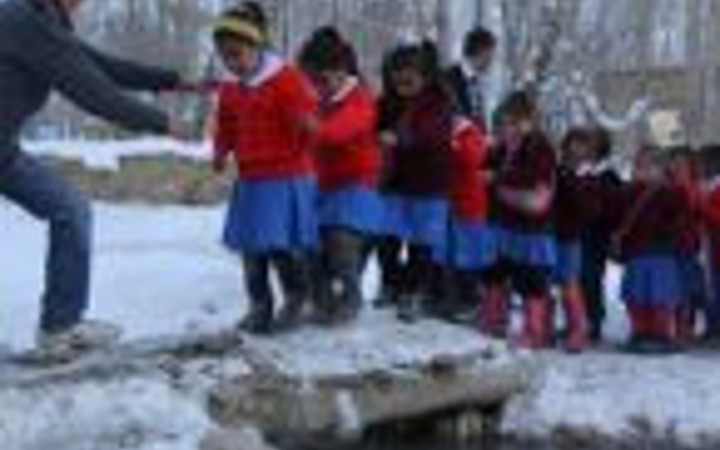 Minik öğrenciler hergün bu çileyi çekiyor
