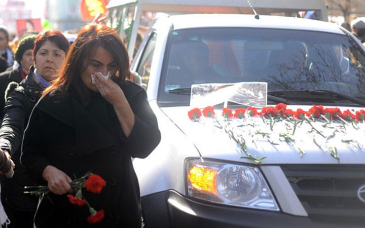 Sakine Cansız'ın cenazesinde ağlayan siyasetçi