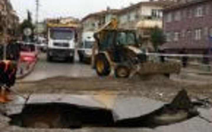 Yol otomobili böyle yuttu