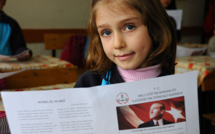 Çocukların karne heyecanı karelere yansıdı