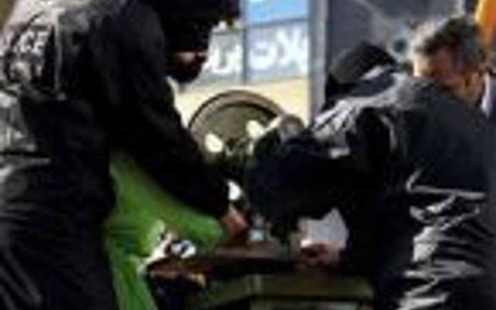 Herkesin gözü önünde parmaklarını kestiler