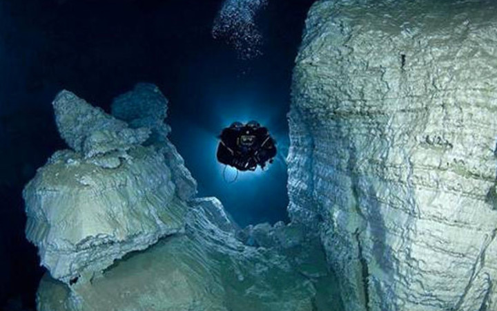 Nefes kesen su altı mağarası