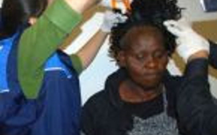 Peruğundan bakın ne çıktı