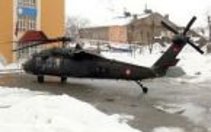 Okul bahçesine askeri uçak indi