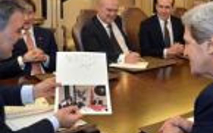 Gül'ün hediyesi Kerry'i duygulandırdı