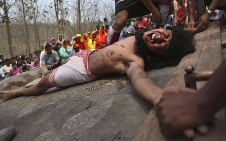 Diri diri çarmıha gerdiler...