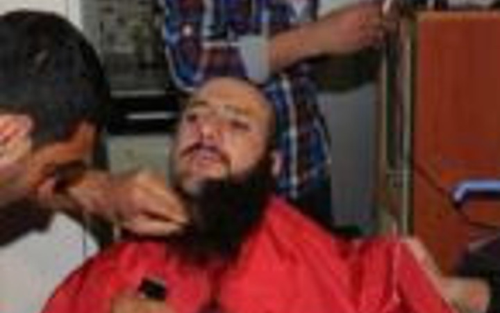 İlk iş sakallarını kesti