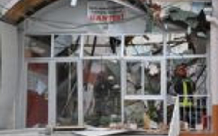 Okulun çatısı kantinin üzerine uçtu