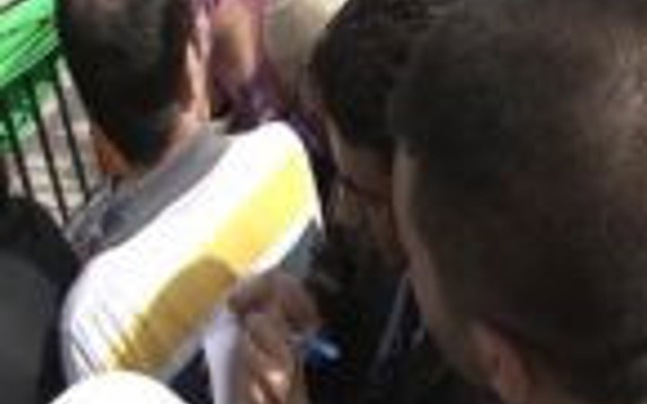 Kağıda sarılan bakanların peşine takıldı