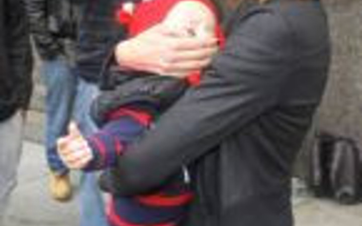 Bu nasıl bebek tutmak!