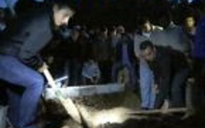 Cep telefonu ışığıyla gömüldüler