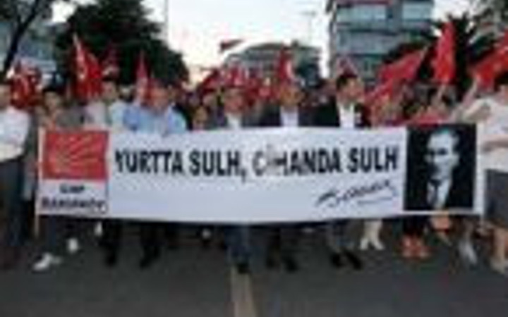 Binlerce kişinin fener alayı coşkusu