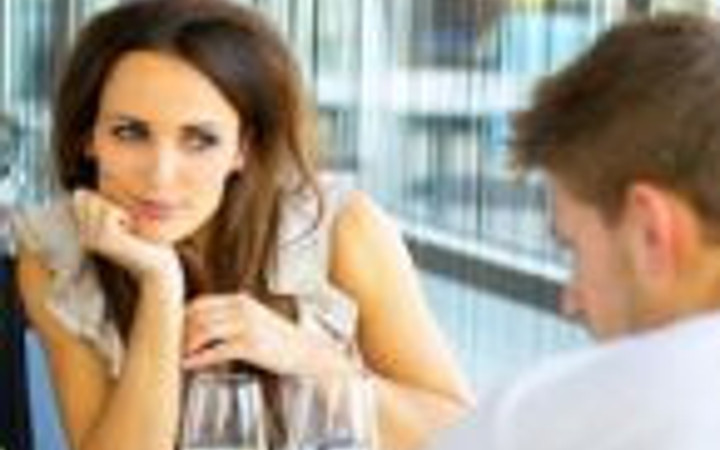 Kadınlar erkeklerin neresine bakar?