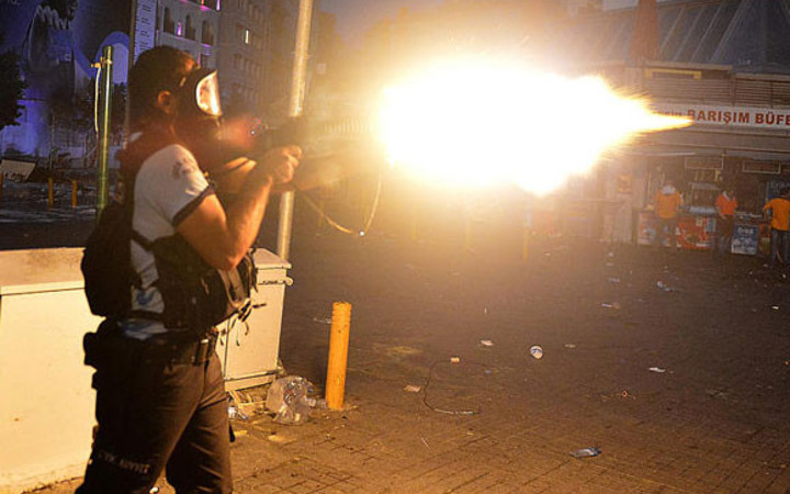 Taksim'de polis müdahale etmekten yorulunca...