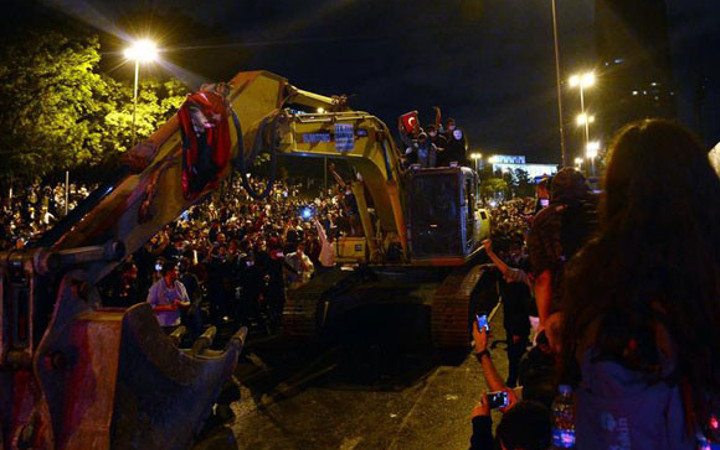 İş makinasını böyle ele geçirdiler