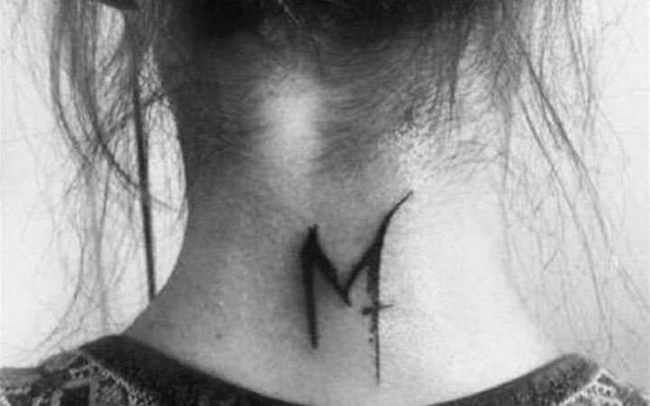 Ünlü oyuncu oğlunun isminin baş harfini ensesine yazdırdı