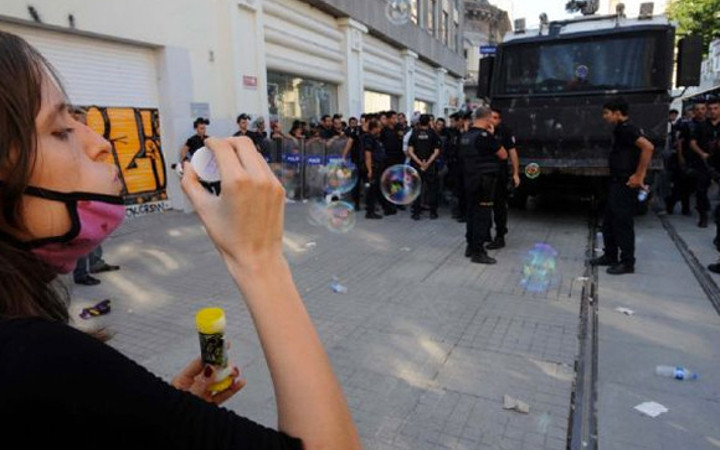 Polislere sabun köpüğü üfleyen eylemci!