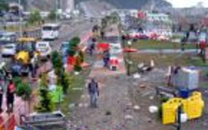 Dev dalgalar sahili yerle bir etti