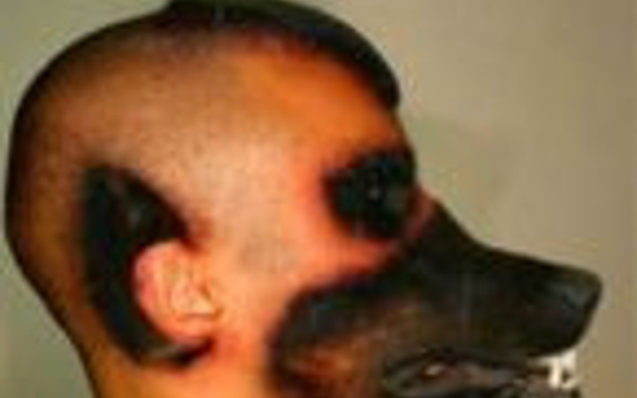 Köpek adam dümeni ortaya çıktı!