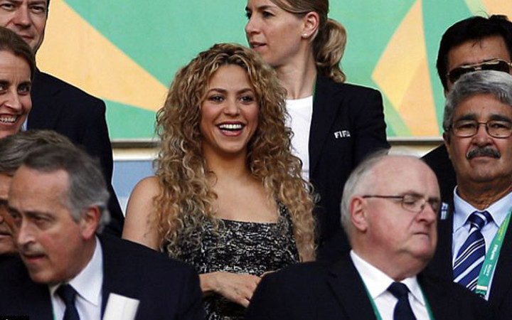  Shakira'nın dekoltesi İran'ı gerdi