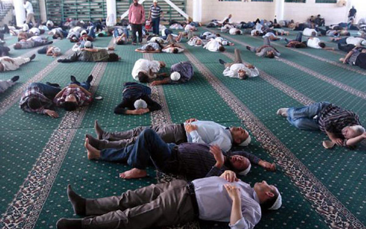 Nakşilerin akın ettiği Menzil'de örtü altında ibadet