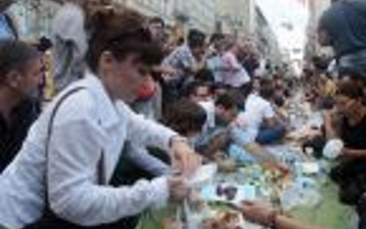 Taksim böyle iftar sofrası görmedi