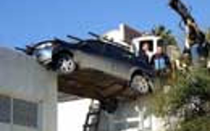 Araba havada asılı kaldı!