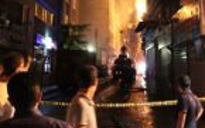 Tarihi han alev alev yandı