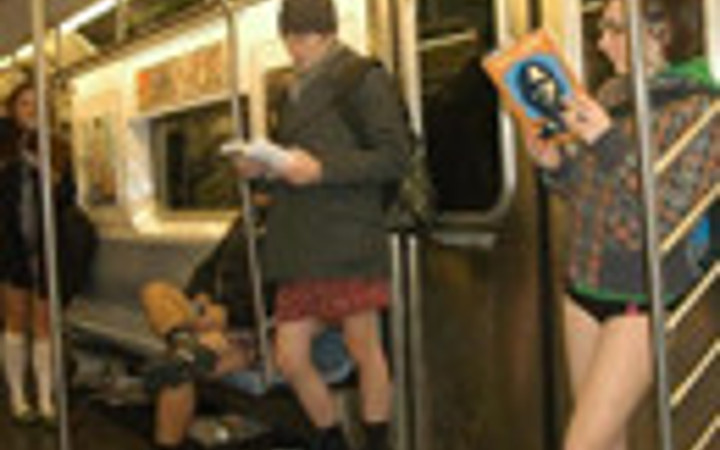 Metroda yarı çıplak eylem!